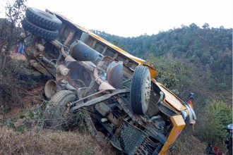 बैतडीको मेलौलीमा टिप्पर दुर्घटना हुँदा चालक र सहचालक घाइते